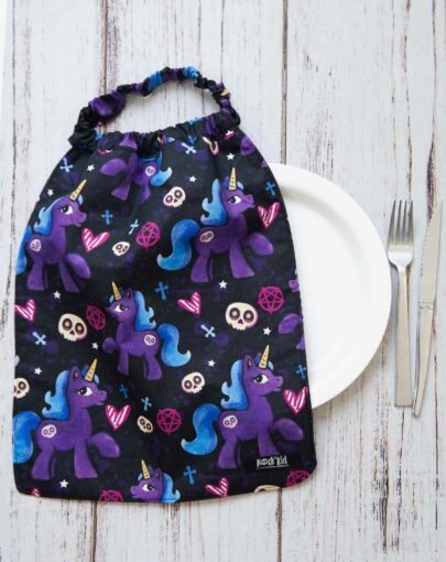 Serviette enfant avec élastique motif licorne dark